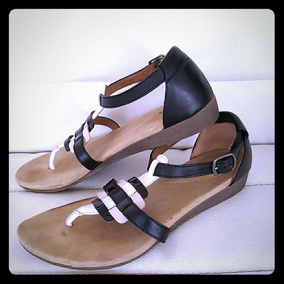 clarks ladies black sandals